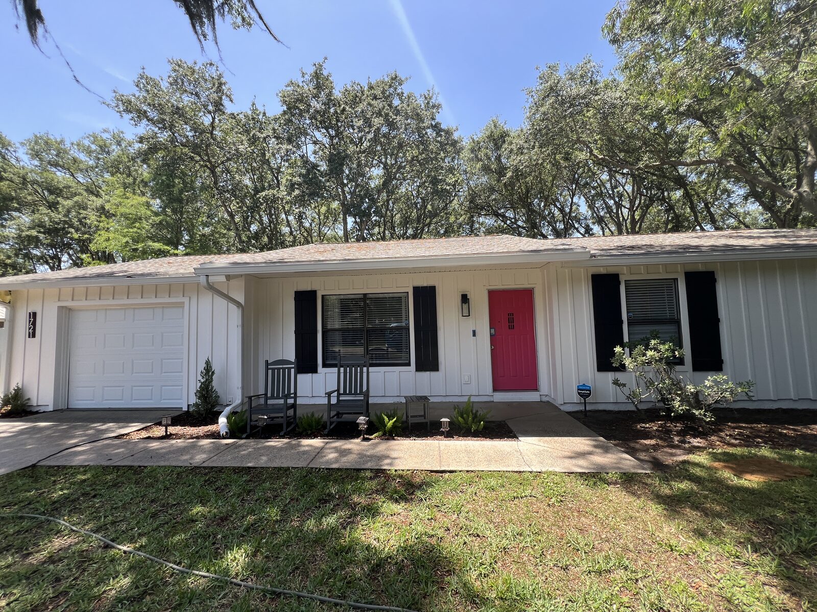 Pressure washing the vinyl siding of a Fernandina Beach home